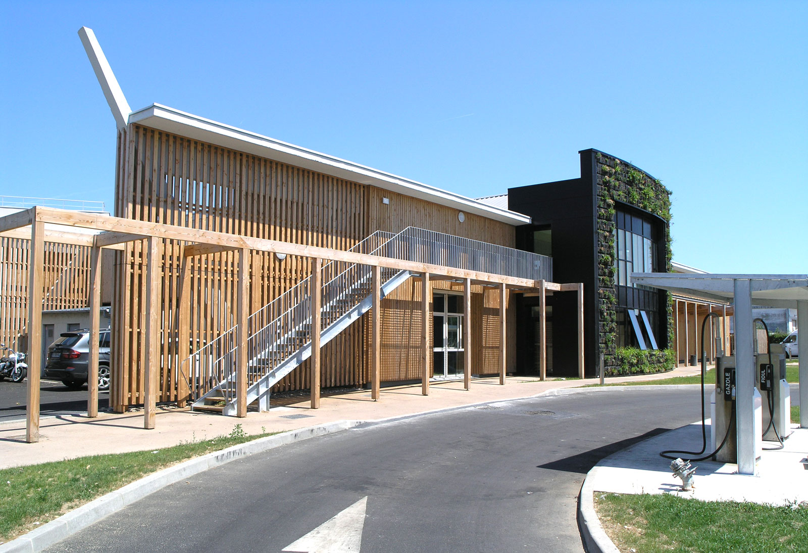 Bureaux et vestiaires des Services environnement et déchets | Protection des camions BOM | La Riche | Tour(s)Plus